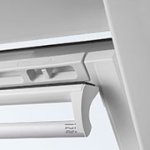 VELUX Střešní okno GLU 0061 v bílé barvě v interiéru